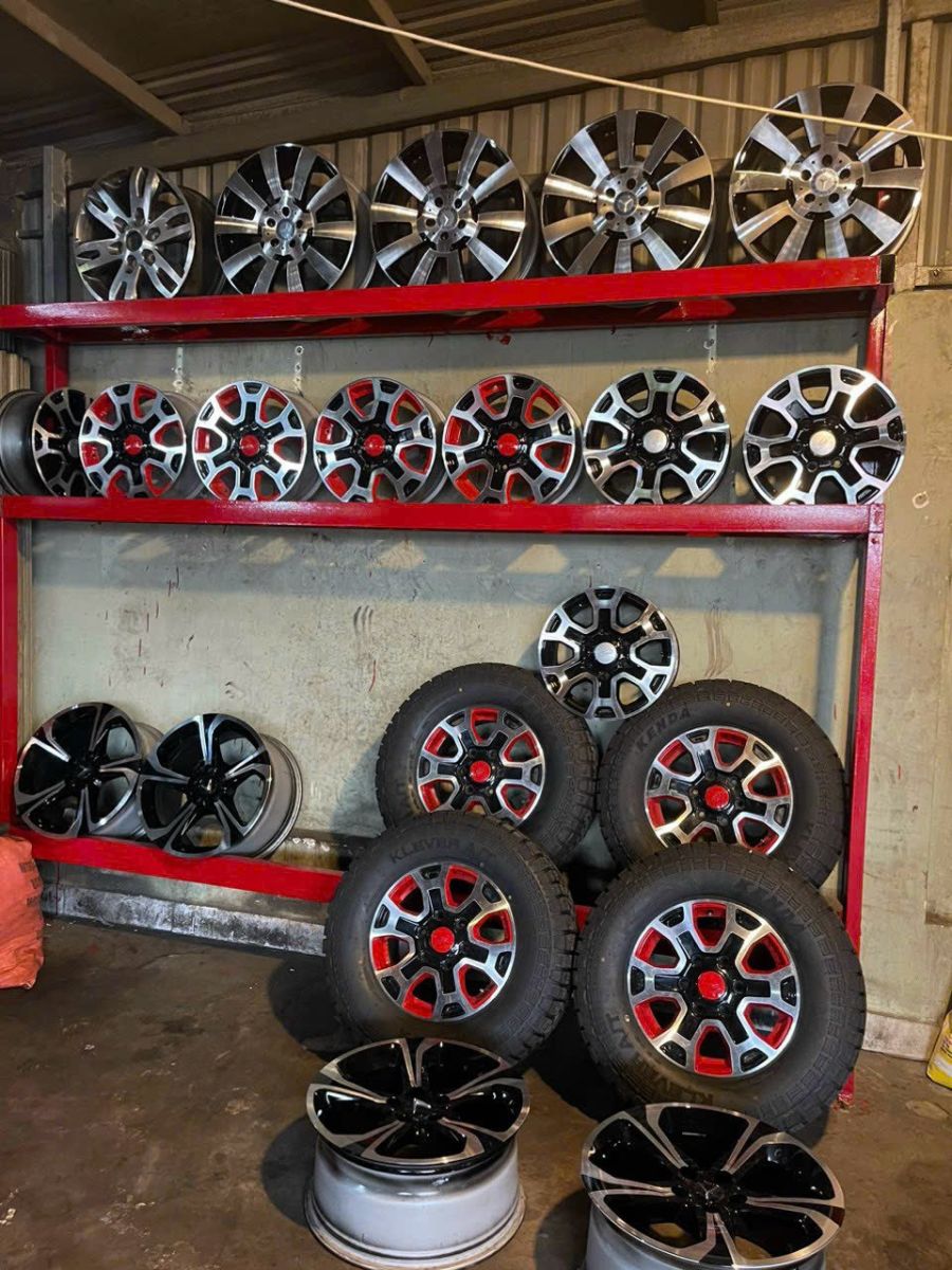 VÁ VỎ LƯU ĐỘNG KHU CÔNG NGHIỆP - DĨ AN 